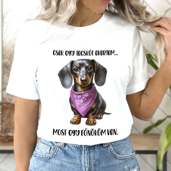 Most egy főnököm van rózsaszín kendős tacskós póló